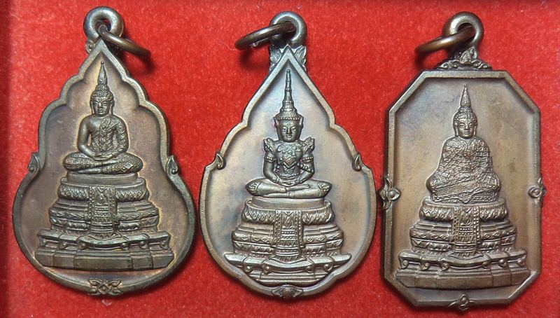 เหรืยญพระแก้วมรกต ปี 25 หลวงปู่ดู่ปลุกเสก (เคาะเดียวครับ)
