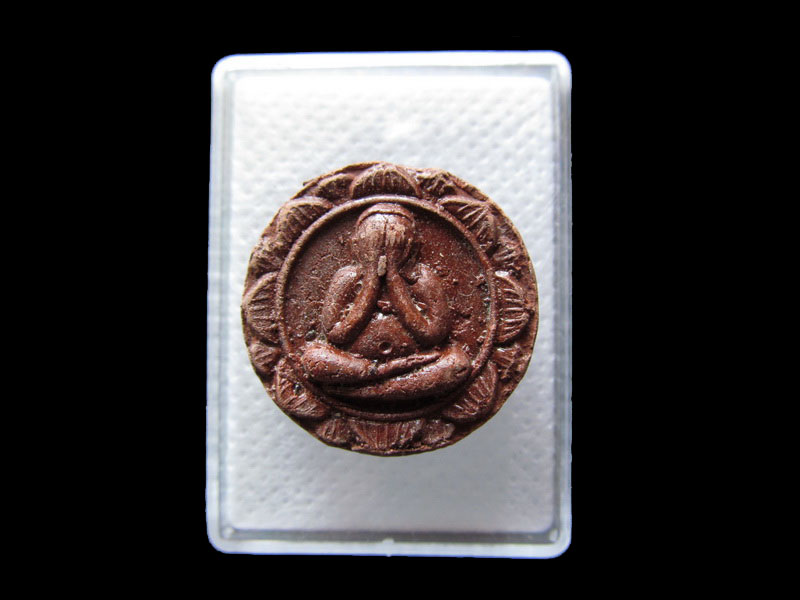 พระปิดตาเคลือบหลังยันต์ไม่ทราบวัดครับ..เริ่ม20บาท/.G.19