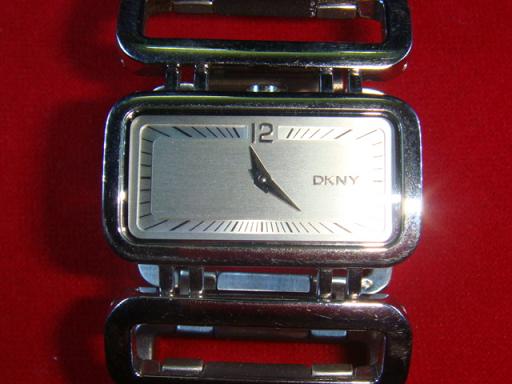 ส่งต่อนาฬิกาข้อมือผู้หญิง dkny ของแท้สภาพเยี่ยม ถูกๆเลยครับ