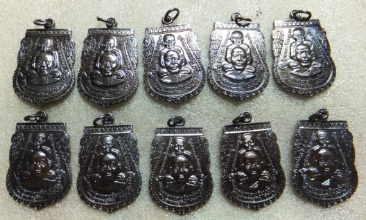 เหรียญขี่คอใหญ่ รมดำ ปี 55 วัดช้างให้ จำนวน 10 เหรียญ