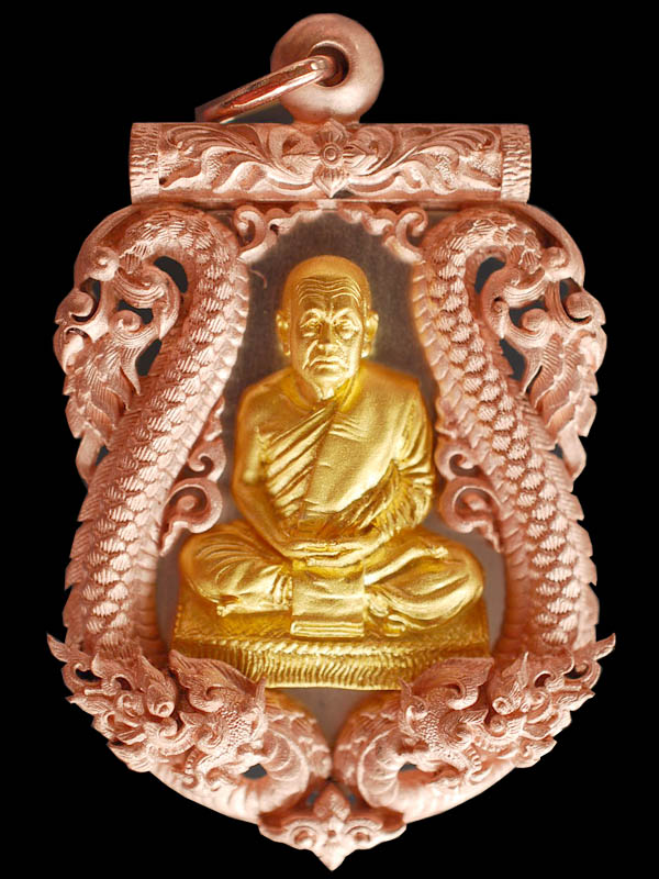 เหรียญเสมาฉลุสามชิ้น หลวงปู่บุญหนา ธมฺมทินฺโน เนื้อสามกษัตริย์ ตะกรุดทองคำ หมายเลข 16