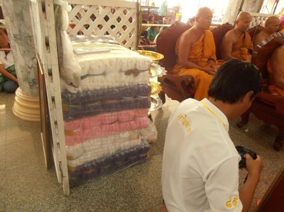 มีเสื้อหลวงพ่อคูณรุ่นเจริญพร89มาฝากหลวงพ่อคูณปลุกเสกแล้วสีม่วงเลข.61เบอร์Lสร้าง100ตัว