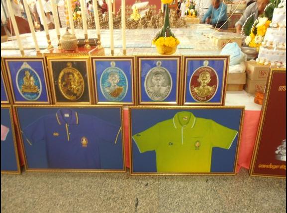 มีเสื้อหลวงพ่อคูณรุ่นเจริญพร89มาฝากหลวงพ่อคูณปลุกเสกแล้วสีเขียวเลข.61เบอร์XLสร้าง100ตัว