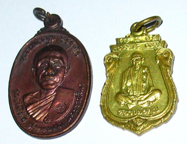 หลวงพ่อคูณวัดตลาดไทรเก่าปี 22 อมหมากกับเสมาเทพทองเหลือง