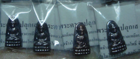 หลวงปู่ทวด หลังหนังสือ เสาร์ 5 ปี 55 สร้างวาระ 3 พิมพ์นิยม บัวแตก 4 องค์ เคาะเดียว