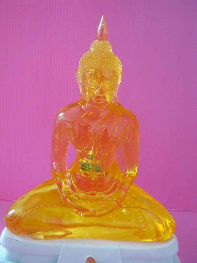 เปิดใจ300บาทหลวงพ่อโสธรเนื้อเร่ซิ่นสีเหลืองเป็นเนื้อเรซิ่นลายหินอ่อนค่ะหน้าตักพระ5นิ้วค่ะ