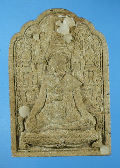 หลวงปู่หงษ์ พรหมปัญโญ หลังโต๊ะหมู่รุ่นสร้างปราสาท วัดเพชรบุรี จ.สุรินทร์