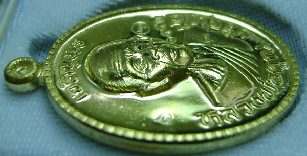 เหรียญเจริญพร ๘๙ ครึ่งองค์ เนื้อทองฝาบาตร สวยวิ้งครับ 