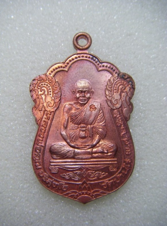 200 บาทหลวงพ่อคูณ วัดบ้านไร่ เหรียญเสมารุ่นค้ำคูณมรดกไทย เนื้อทองแดงนอกตอกโค้ดปี๒๕๓๖ พร้อมตลับเดิม