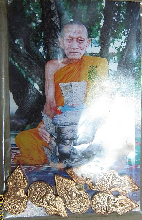 หลวงปู่กาหลง วัดเขาแหลม ปรกโพธิ์ทรงครุฑหลังพระแม่ธรณีบีบมวยผม เนื้อทองแดง ปี48 จำนวน 6 องค์