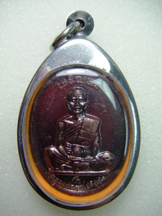 200 บาทหลวงพ่อคูณ เหรียญเจริญพรหลังขีดเนื้อทองแดงตอกโค๊ดปี๒๕๓๖ พร้อมเลี่ยมกรอบเลสครับ