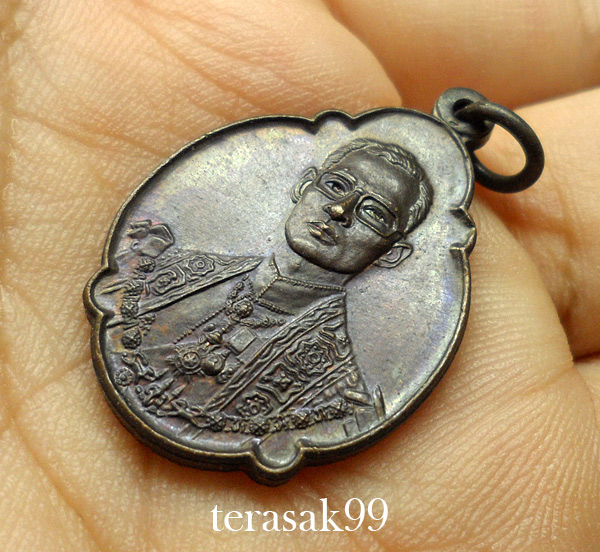 เหรียญในหลวง 4รอบ ปี2518 เนื้อทองแดง สวยๆ (4)