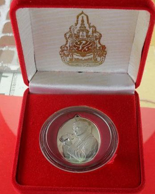 เหรียญในหลวงทรงกล้อง เนื้อเงิน ฉลองสิริราชสมบัติครบ ๖๐ ปี พศ.2549 