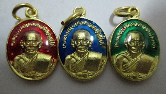 เม็ดเเตง หลวงปู่ทวด ปี 22 ลงยา 3 สี 3 เหรียญ เคาะเดียวครับ