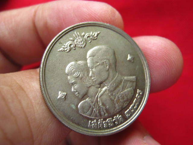 เหรียญเสด็จนิวัติ พระนคร หลังตราแผ่นดิน ปี 2504 สวยคมชัด เคาะเดียวครับ