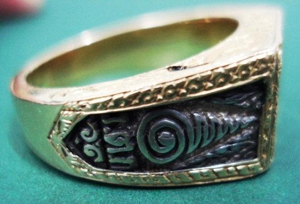 แหวนเงินเลี่ยมทองหลวงพ่อรวยปี2543 วัดตะโก อ.ภาชี จ.พระนครศรีอยุธยา 