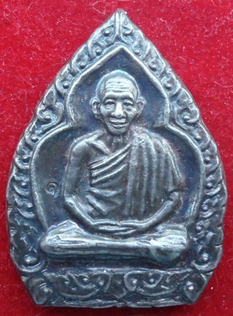 หลวงพ่อเกษม บารมี 81 เนื้อเงิน รุ่นคณะกรรมการ กล่งกำมะหยี่เดิม