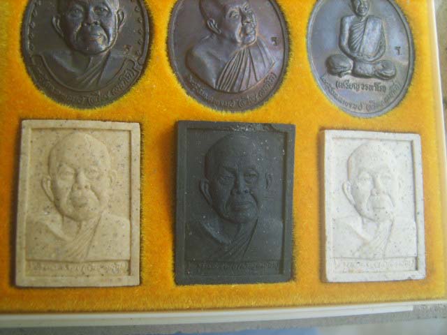 ชุดหลวงปู่เหรียญ เคาะเดียวแดง