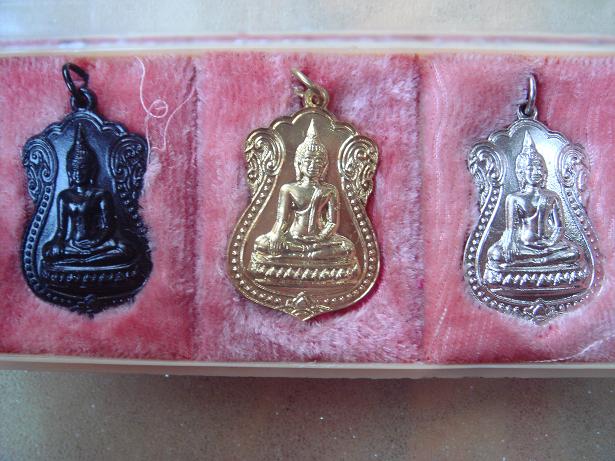 ชุดเหรียญหลวงพ่อดำ รุ่นพิเศษ วัดบัวผัน (เคาะเดียว)