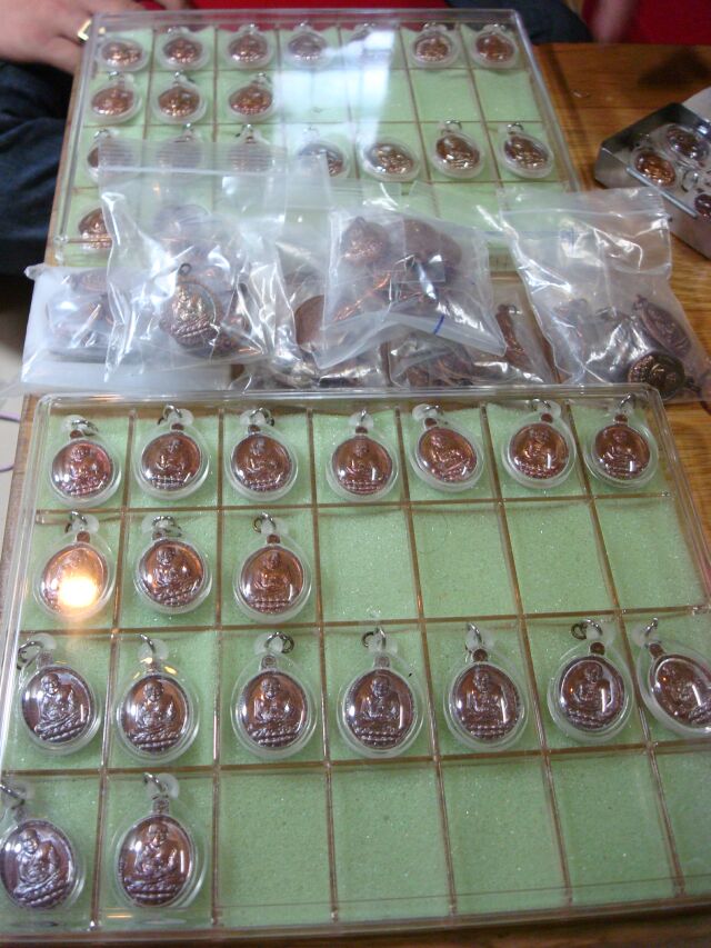 เหรียญเปิดโลก 2 หลวงปู่ลำใย วัดสะแก อยุธยา จะนำออกประมูลทีละเหรียญครับ จนกว่าจะหมด