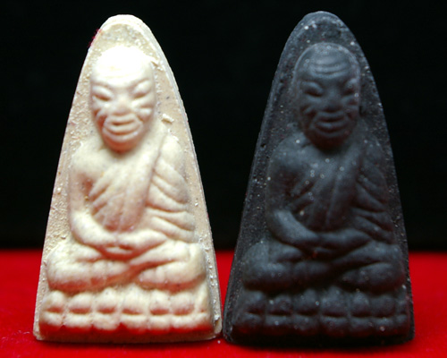 หลวงปู่ทวดว่านขาว-ดำ_ศูนย์การทหารปืนใหญ่ (อ.นอง ปลุกเสก) ปี40_กล่องเดิมวัด