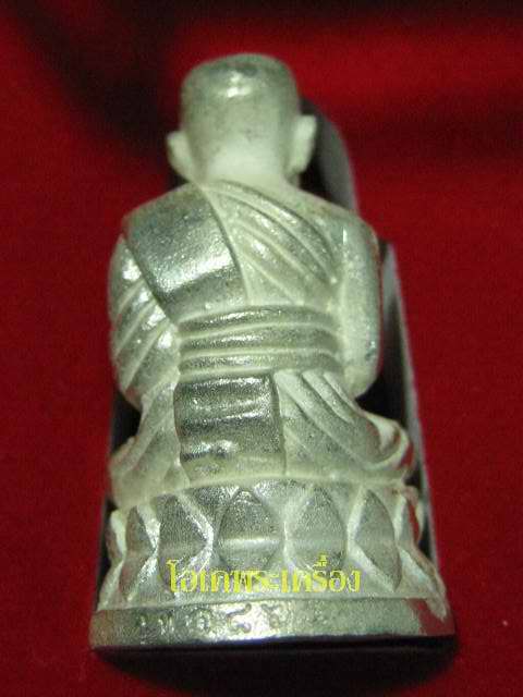 ลอยองค์บัวรอบ พระธาตุเจดีย์ ลายเซ็นใต้ฐาน เนื้อเงินแท้ No.1865 สภาพสวย ...กล่องเดิม