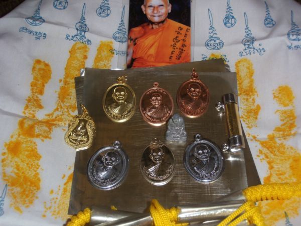 หลวงพ่อเมียน รุ่น ปลอดภัย เนื้อตะกั่วไม่ตัดปีก พิเศษ พร้อมจาร 