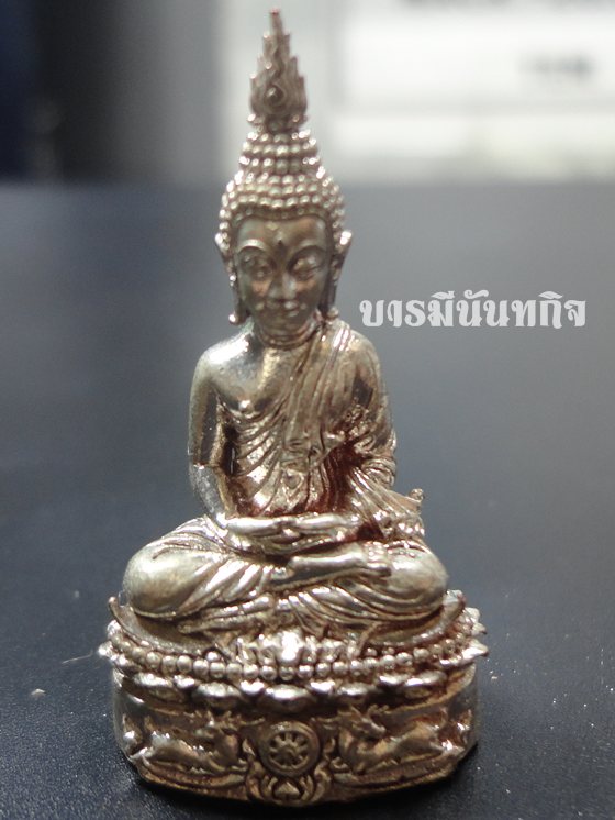 พระชัยวัฒน์ เนื้อทองทิพย์ ชุบเงินซาติน รุ่นนฤมิตรโชค หลวงพ่อจรัญ วัดอัมพวัน