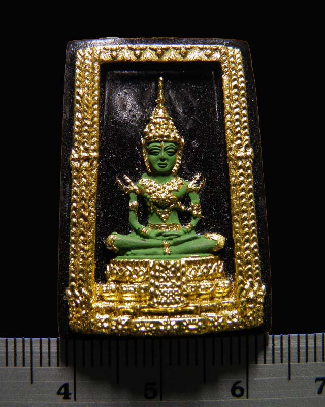 พระแก้วมรกรตเนื้อผงลงรักปิดทอง หลวงพ่อเริ่ม วัดบางพระ ชลบุรี หลังยันต์ (หายาก) สภาพสวยมาก
