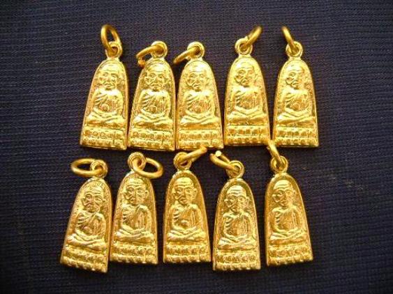 หลวงปู่ทวด วัดช้างให้ รุ่นทะเลซุงกะไหล่ทองสวยๆ ปี๒๕๐๘ เคาะเดียวเบาๆครับ 