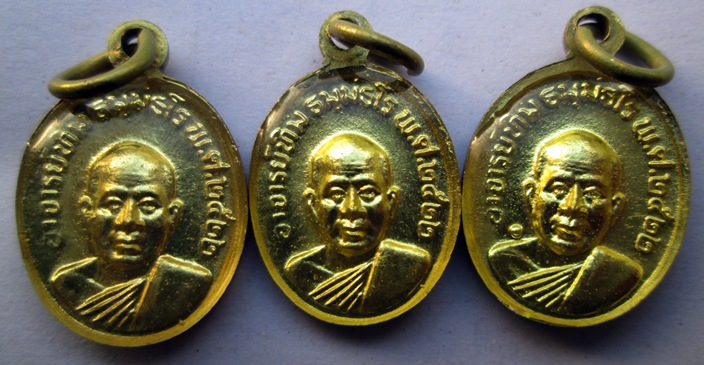 เม็ดเเตง หลวงปู่ทวด ปี 22 ลงยา 3 สี 3 เหรียญ เคาะเดียวครับ