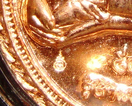 เหรียญหลวงปู่หงษ์  พรหมปัญโญ วัดเพชรบุรี สุสานทุ่งมน จ.สุรินทร์ สวยมากๆ เลี่ยมพร้อมใช้ครับ