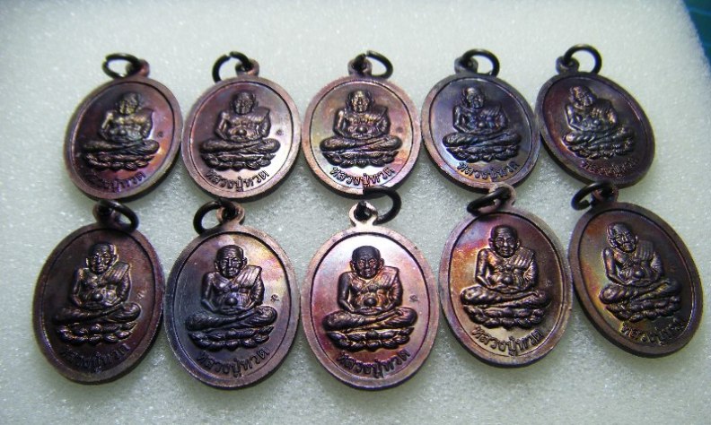 10 เหรียญหลวงปู่ทวด ออกวัดโพธิ์นิมิตร จ.ชัยนาท ปี ๒๕๔๓เนื้อทองแดงผิวรุ้งสวยๆครับ