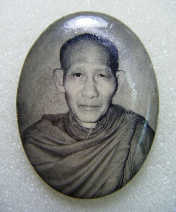 หลวงพ่อเกษม เขมโก จ. ลำปาง ล็อคเก็ตหลังแผ่นเงิน รุ่นมงคลเกษม 81 ปี ๒๕๓๕ สวยเดิมครับ