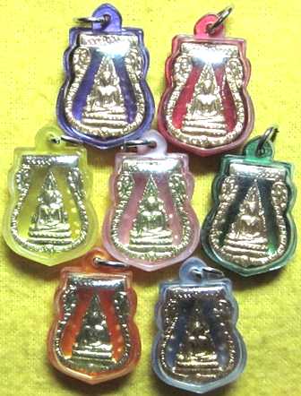 เหรียญกระไหล่ทองพระพุทธชินราช 7 วัน 7 สี เลี่ยมพร้อมบูชา