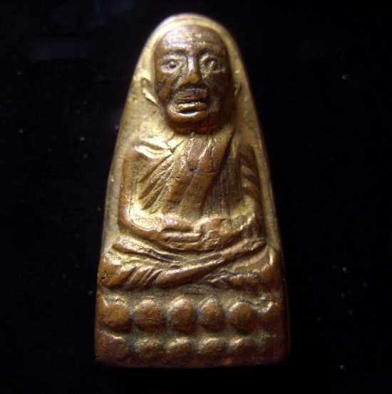 หลวงปู่ทวดหลังหนังสือวัดเอี่ยมวรนุช (ก.ท.ม.) เหรียญรุ่นนี้ สร้างเมื่อปี พ.ศ.2506 เนื้อกะหรั่ยทอง