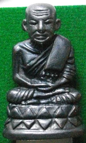 หลวงปู่ทวดบัวรอบ รุ่น 100 ปี อาจารย์ทิม วัดช้างให้ เนื้อนวะแก่เงิน ปี 2555 หมายเลข 1718 (นับเรียง) 