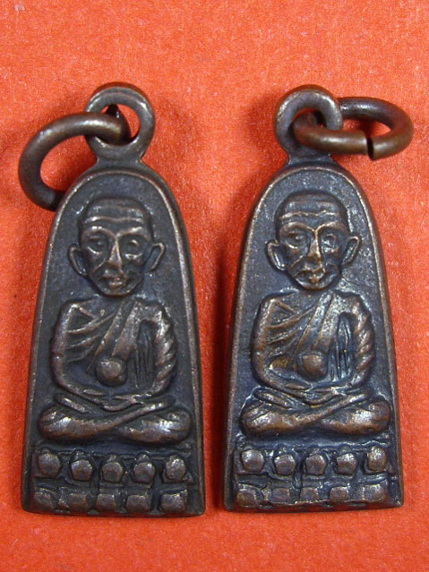 เหรียญหลวงปู่ทวดรุ่นทะเลซุงเนื้อ ปี 2508 เนื้อทองแดงรมดำทีเดียว 2 องค์