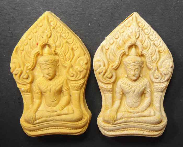 พระยอดขุนพล เนื้อผงพรายกุมารว่านดอกไม้ทองหลังโรยพลอย