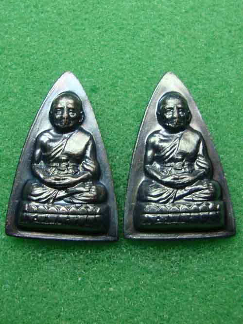 (( วัดใจ 2 เหรียญ )) เหรียญกลีบบัวหลวงปู่ทวดวัดช้างไห้ รศ.๒๐๐ หน้ารุน๑ ทองแดงรมดำ นิยม สวยกริบ  