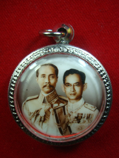 ล็อคเก็ตเสด็จพ่อร.๕และในหลวง ร.๙ สวยน่าสะสมครับ