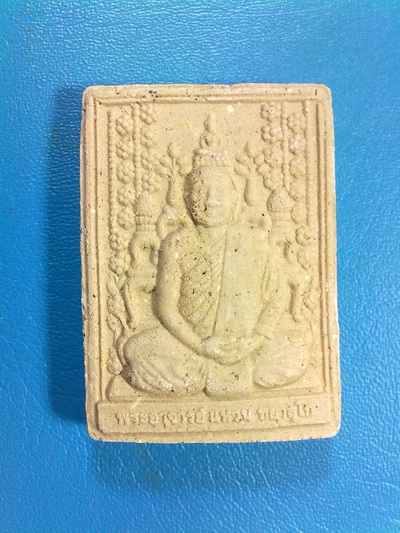 พระผงรูปเหมือนหลังโต๊ะหมู่ หลวงตาแหวน ทยาลุโก รุ่นแรก ไตรมาส 2555 เนื้อผงสีครีม