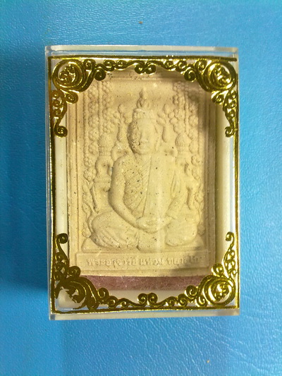 พระผงรูปเหมือนหลังโต๊ะหมู่ หลวงตาแหวน ทยาลุโก รุ่นแรก ไตรมาส 2555 เนื้อผงสีครีม