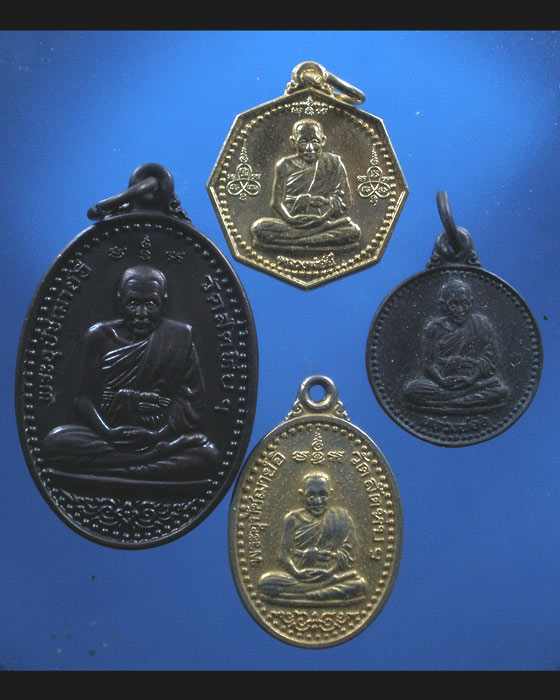 เหรียญหลวงปู่อี๋ วัดสัตหีบ 4 เหรียญเคาะเดียว