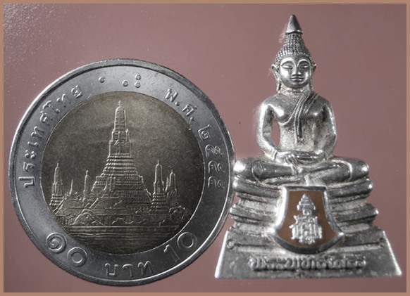 รูปหล่อพระพุทธโสธร ปี ๒๕๔๗ ตอกโค๊ต หมายเลข ๑๒๕๔ ก เนื้อเงิน สภาพสวยครับ