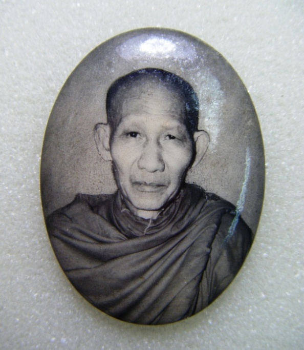 หลวงพ่อเกษม เขมโก จ. ลำปาง ล็อคเก็ตหลังแผ่นเงิน รุ่นมงคลเกษม 81 ปี ๒๕๓๕ สวยเดิมครับ
