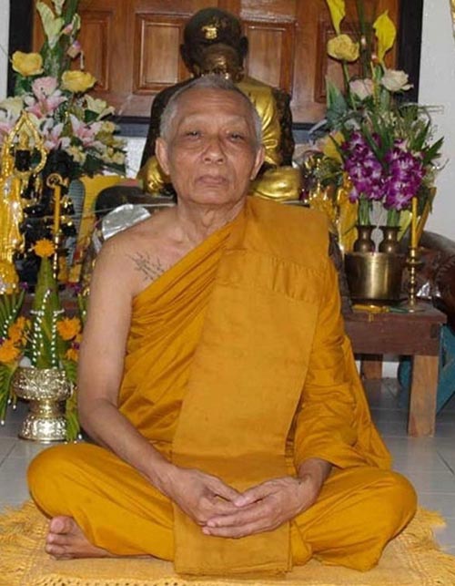 พระขุนแผนเทนนิมิต ผงพรายกุมาร เนื้อชมพูฝังตะกรุดทองฝาบาตร (พิมพ์เล็ก) หมายเลขโค๊ต ๙๔๒