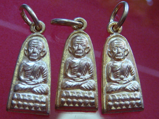 หลวงปู่ทวด ทะเลซุง บัว6 ปี2508 กะไหล่ทอง ยกชุด 3 เหรียญ(2)