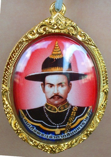ล๊อกเก็ต สมเด็จพระเจ้าตากสินมหาราช หลังพระยอดธง  รุ่นแก้วสารพัดนึก...เลี่ยมทอง สวยงามมากๆ