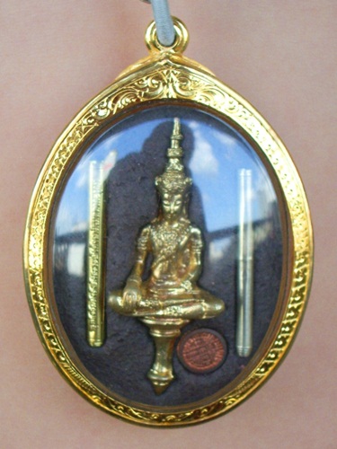 ล๊อกเก็ต สมเด็จพระเจ้าตากสินมหาราช หลังพระยอดธง  รุ่นแก้วสารพัดนึก...เลี่ยมทอง สวยงามมากๆ